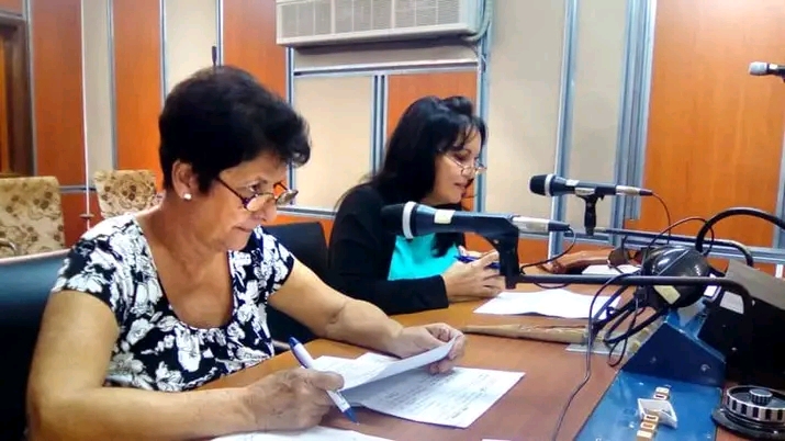 Magaly Pérez y Lucy María Cabrera en la grabación del programa En confianza, dirigido por Hernán Yglesias 